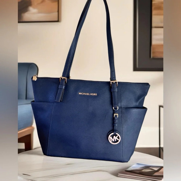 MICHAEL Michael Kors Large Leather Bag.  Jet Set Bag includes matching wallet - Picture 3 of 12